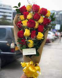 Un arreglo sencillo de hacer consiste en envolver con papel crepé rojo un conjunto de rosa rojas y capullos blancos. Bouquet Petalo En Yute Personalizado Bouquetderosas Ramoderosas Enviosadomiciliobogota Flores Bogotazonanorte Rosas Table Decorations Flowers Decor