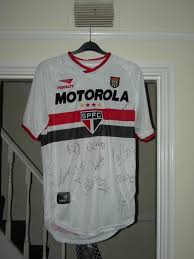 Trotz seiner für diese position sehr geringen körpergröße kam er hier häufig als innenverteidiger zum einsatz. Sao Paulo Home Fussball Trikots 2000 2001