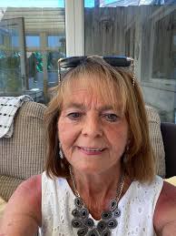 Looking for a confident hair dresser either to come my house or a salon in  neath, I have light pink hair and want a different look the pink is almost  out bit