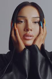 Shirin David spricht mit Vogue über Weiblichkeit