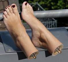 Barefoot barefooting barefeet barefooters barfuss no shoes noshoes shoeless without shoes where are your shoes barefoot in dress barefoot hippie barefoot lifestyle barefoot shopping dirty. Nord Vest Fortolke Ring New Manip Feet Kvarter Forberedelse Fremtraedende