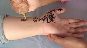 Gambar henna simple dan cantik henna untuk pemula seni lukis kulit tubuh yang hasilnya memukau download white henna elegan di 2020 henna desain henna henna tangan. Cara Menggambar Henna Di Telapak Tangan Untuk Pengantin Youtube