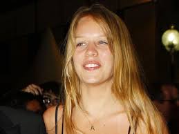 Shanna Besson La Biographie De Shanna Besson Avec Voici Fr Shanna leila besson (born 3 january 1993) is a french actress and photographer who is the only child of french directors maïwenn and luc besson. shanna besson la biographie de shanna