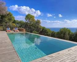 contemporary villa infinity pool Costa Brava coastline, généré par IA