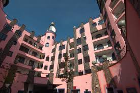 Diese leitmotivischen aussagen zeigen sich dem besucher in der architektur des hundertwasserhauses. Fotos Lizenzfreie Bilder Grafiken Vektoren Und Videos Von Hundertwasserhaus Adobe Stock