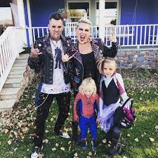 And since they've been documenting their parenting journey on social media pretty much since their kiddos were. Erster Gemeinsamer Song Pink Und Willow Feiern Chart Erfolg Promiflash De
