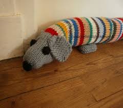 Un Bas De Porte Boudin En Forme De Chien Qui Mesure 87 Cm Environ On Peut Bien Sur Le Faire De La Longueur Que L On Dog Crafts Knitted Dolls Machine Knitting