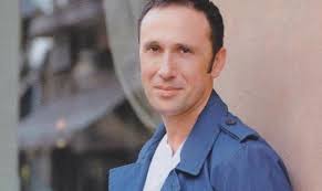 Η εμμηνόπαυση μπορεί να έρθει λίγο μετά την ηλικία των 40 ή των 50. Renos Xaralampidhs