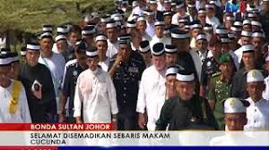 Istiadat pemakaman jenazah bonda sultan johor, almarhumah enche' besar hajah khalsom abdullah.kredit video:royal press officefacebook sultan ibrahim sultan. Bonda Sultan Johor Selamat Disemadikan Sebaris Makam Cucunda 6 Jun 2018 Youtube