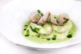 Las cocochas que hemos empleado en esta receta son de merluza, un pescado blanco con un contenido graso muy escaso y que supone una excelente fuente de proteínas con un alto valor biológico. Merluza Con Kokotxas En Salsa Verde Y Almejas Sous Vide Cooking
