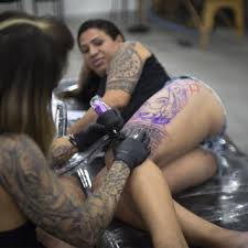 Подобные татуировки могут наносится как на одну из ног, так и на обе одновременно. Muzhchina Nazval Zhenshin S Tatuirovkami Neprivlekatelnymi I Vyzval Spor V Seti Cocseti Internet I Smi Lenta Ru