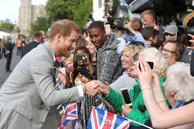 Auf instagram schwärmt er nun davon. Am Vorabend Seiner Hochzeit Prinz Harry Begrusst Uberraschend Die Besucher Panorama Gesellschaft Tagesspiegel