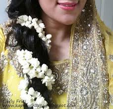 Curly Fries The Wedding Post Mehndi Memories Mehndi Mehndi Hairstyles Flowers In Hair
