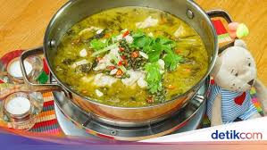 Aneka masakan babi di campur sawi asin kering. Inilah 10 Hidangan China Yang Paling Populer 1