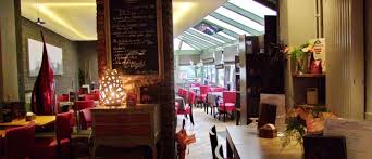 Si vous visitez paris, une ballade sur la plus belle avenue du monde s'impose. Les Champs Elysees Restaurant De Brasserie Namur 5000