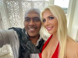 Rebeca Linares se vuelve a colgar los ligueros después de más de una década  alejada del porno | JaqueMateAteos