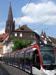 Eine markante fahrzeugfront mit großer frontscheibe und innovativen frontlichtern sorgen für ein modernes erscheinungsbild. Strassenbahn Freiburg Im Breisgau Wikipedia