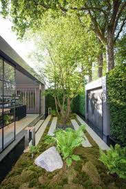 This Small Garden Features An Art Piece That S Surrounded By A Large Hedge Moderngarden Small Backyard Landscaping Modern Landscaping Modern Landscape Design