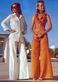 Subito a casa, in tutta sicurezza. Summer Fashion 1975 Moda Degli Anni 70 Abiti Anni 70 Moda Anni Settanta