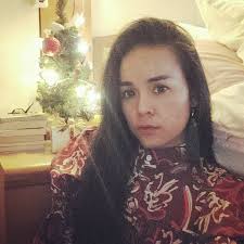 ถ้าอยากยืนยันนัด (สมมุตินัดพรุ่งนี้ตอนเที่ยง) ก็ใช้ประโยคดังต่อไปนี้ได้ครับ  แบบเป็นทางการนิดนึง I would like to confirm our appointment/arrangement  tomorrow at noon. Does that still work for you? ถ้าจะพูดแบบเป็นกันเองก็ใช้  still