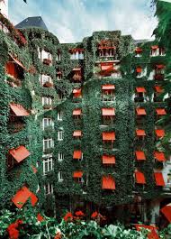 Architecture With Green And Accents In Red Hotel Plaza Athenee Paris Plaza Athenee Paris Plaza Athenee