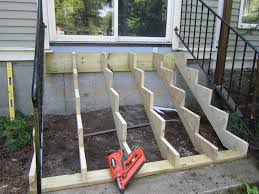 Wir zeigen ihnen heute wie man eine gartentreppe aus holz selber bauen kann. Gartentreppe Holz Bauen Beispiel Treppenwangen Tragbalke Terrasse Gartentreppe Holztreppe Bauen Holztreppe Selber Bauen