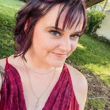 Laura Hankins's Instagram, Twitter & Facebook