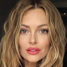 A tout juste 33 ans, caroline receveur a plusieurs casquettes: Caroline Receveur Bio Family Trivia Famous Birthdays
