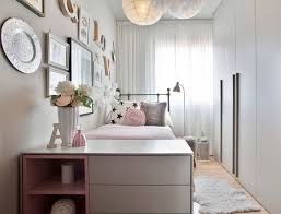 Küçük bir eve sahip olan ve küçük odaları nasıl dekore edeceğini merak edenlere oldukça kullanışlı öneriler… bedene göre giydirmek küçük odalara sahip olmanın en güzel yanı daha küçük duvar alanlarına sahip olmak, dolayısıyla daha uygun bir bütçe ile o alanı hoş gösterebilmektir. Kucuk Dar Odalar Icin Kullanisli Genc Odasi Dekorasyonu Dekoloji Ev Dekorasyon Fikirleri Blogu