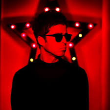 Let me tell you, being famous is great! Neues Noel Gallagher Album Review Soundkartell Soundkartell Album Deinmusikblog England Grossbritannien High Flying Birds Manchester Musikblog Neol Gallagher Psychedelic Rock Rezension Silke Knauer Soundkartell Uk Who Built The Moon