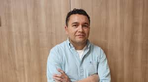Alfredo Rodríguez, psicólogo especializado en sueño: “Levantarse a las 5 de la mañana es como vender el coche para comprar gasolina”