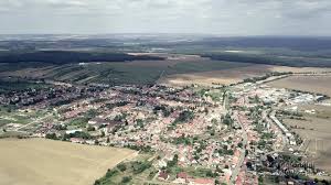 It has about 3,000 inhabitants. Letni Mesice Vyuzivaji Dolni Bojanovice K Praci Na Rozvoje Obce A Jejimu Okoli Rtvj Regionalni Televize Jih
