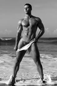 William Edge ousa em ensaio no litoral – DYO Magazine