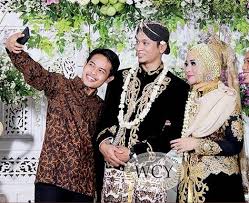 Pengantin adat sunda berjilbab tetap bisa ikut tradisi from carigedungnikah.com. Elva Hafidh Pusat Wedding Organizer Yogyakarta