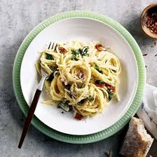 Recette De Spaghettis Carbonara Au Chou Frise Et Tomates Sechees Coup De Pouce Vegetable Recipes Vegetarian Recipes Recipes