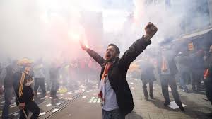 Fans go crazy during arsenal's match with galatasaray. Fenerbahce Vs Galatasaray The Intercontinental Derby That Defines The Super Lig