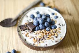 Vanilla Smoothiebowl W Dark Chocolate And A Lot Of Fresh Blueberries Eat Better Not Less Na Vanilla Protein Smoothie Protein Smoothie Bowl Vanilla Smoothie