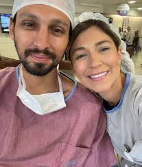 Lado a lado no centro cirúrgico 💙💗Tenho muito orgulho das pessoas que os  meu filhos se tornaram, profissionais de alto nível, médicos dedicados,  super competentes, e acima de tudo muito humanos e