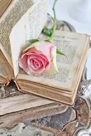 I Migliori Compagni Di Viaggio Sono I Libri Parlano Quando Si Ha Bisogno Tacciono Quando Si Vuole Silenzio Petali Di Rosa Vecchi Libri Decorazioni Floreali
