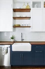 On Ose Du Bleu Marine Dans La Cuisine Armoire De Cuisine Idees De Dosseret Cuisines Design