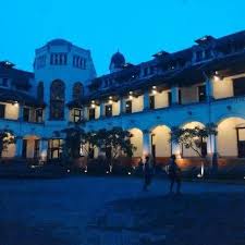 Seperti yang sudah saya ceritakan sebelumnya, dalam semarang city tour, di liburan maret kemarin, kami berkesempatan mengunjungi lawang sewu. Misteri Lorong Bawah Tanah Lawang Sewu Konon Jadi Penghubung Gedung Tua Di Semarang