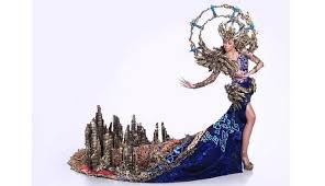 Dengan desain asimetri pada dress ini dan warna merah yang cemerlang akan memberikan kesan anda adalah seorang wanita karir yang penuh. Kostum Ibu Pertiwi Juarai Miss Grand International 2017 Cantik Tempo Co