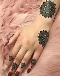 Tattoos Back Tattoos English Short Sentence Tattoos Spinal Tattoos Tattoos Quotes M En 2020 Tatuajes De Henna Para Pies Disenos De Tatuajes De Henna Arte Con Henna