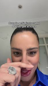 Juguetona Carla Alvarez