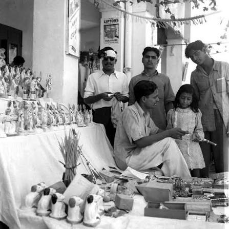 Children buying fire crackers to celebrate Diwali , Delhi – 1950s. Source :  Vintage India Photos #india #indianhistory #indianhistorypictures #diwali # deepavali #hindu #hinduism #ram #krishna #delhi #mumbai #chennai #hyderabad  #assam #gujarat #diwali2024 #
