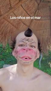 Niños Gozando en la Playa: Humor y Comedia