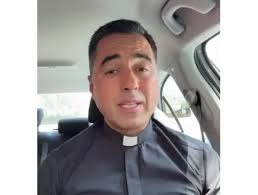 Padre Gabriel Abascal criticó las burlas a pareja infiel en concierto de  Coldplay y recordó pasaje bíblico: '¿Quién puede lanzar la primera piedra?'