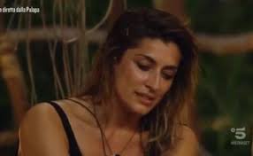 L'isola dei famosi è il surviving game più famoso d'italia. Isola Dei Famosi Elisa Isoardi Crolla Abbandono Qui Corteggiamento Spinto Il Disastro Di Guglielmotti Finisce In Disgrazia Libero Quotidiano