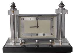 Pendule Moderniste Annee 1930 Art Deco En Verre Et Chrome Art Deco Interieur Art Deco Maison Art Deco
