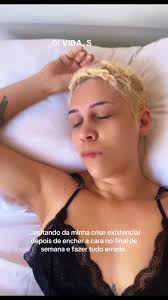 Acordando da crise existencial depois de lembrar que o meu problema é fazer  homem de petisco e só lembrar deles quando estou bebendo. #luisasonza  #bebadafavorita #criseexistencial